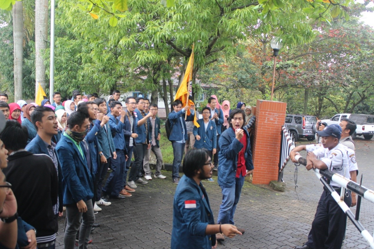 Sambut Ayah Baru, BEM Undip Gelar Aksi