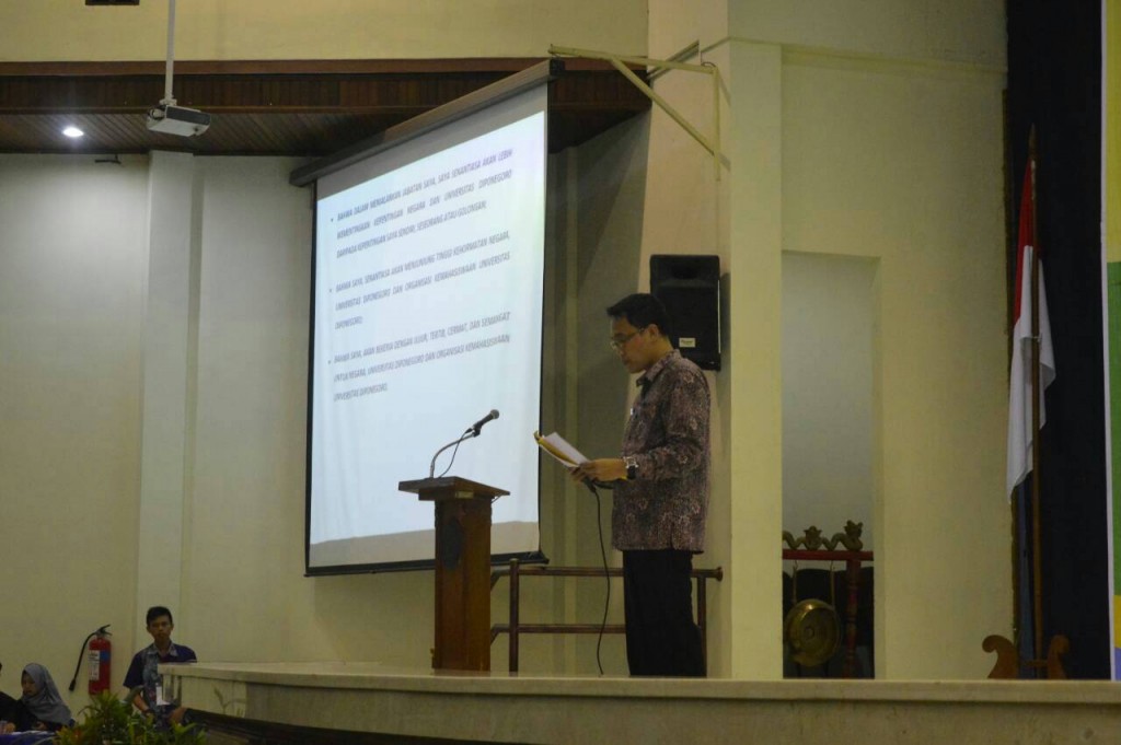 Pembantu Rektor (PR) III Budi Setyono membacakan ikrar sebagai bentuk pengesahan pelantikan lembaga bersama di Gedung Prof Soedarto, Rabu (24/2). (Astrid/Manunggal)