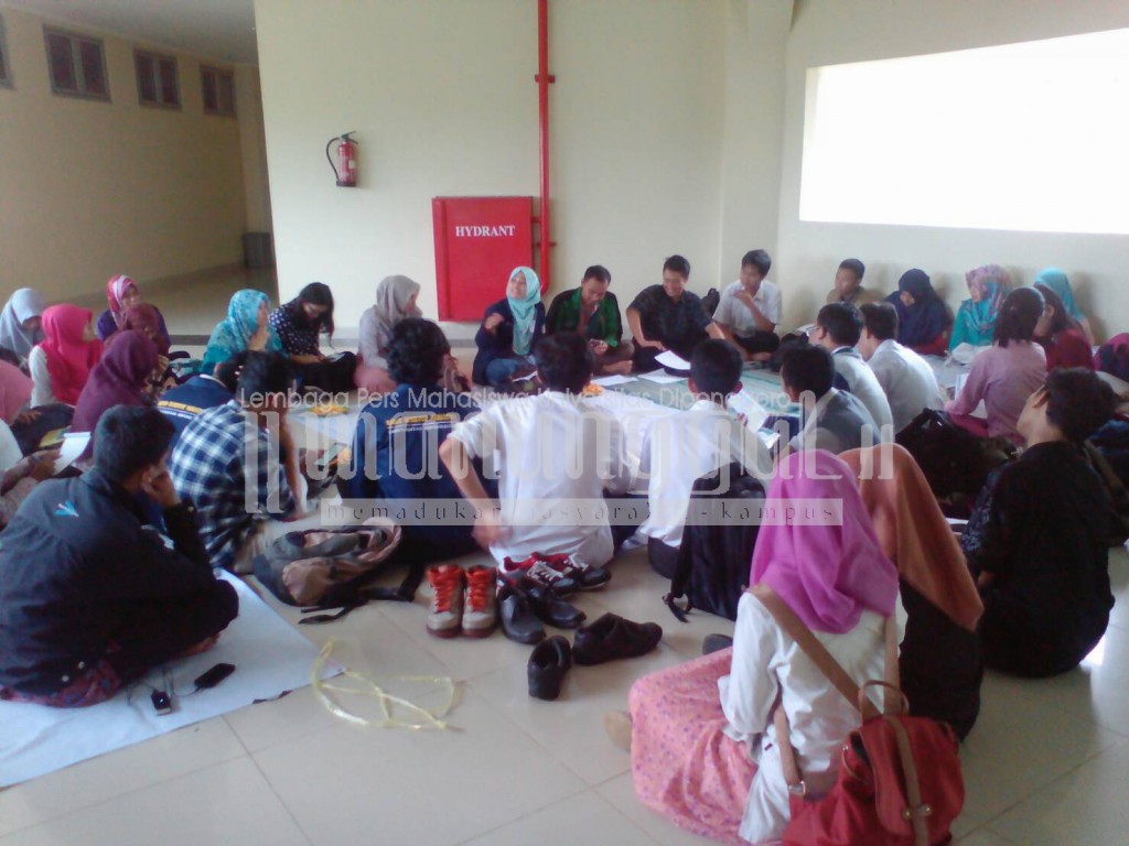 Mahasiswa FK berdiskusi mengenai kenaikan UKT dan penetapan SPI di lantai 2 Gedung B FK Undip, Tembalang, Selasa (29/3). (Fajrin/Manunggal)
