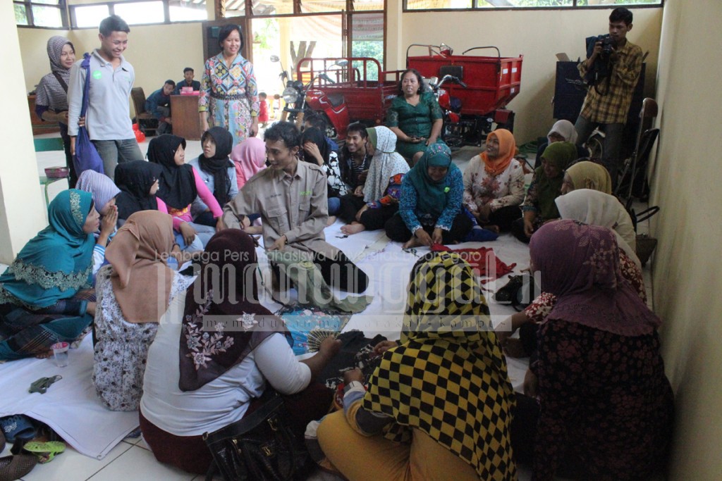 Masyarakat Mangunharjo belajar membuat tas dari kaos bekas sebagai solusi dalam mengurangi sampah plastik di Aula Kelurahan Mangunharjo, Tembalang, Minggu (27/3). (Jazaak/Manunggal)