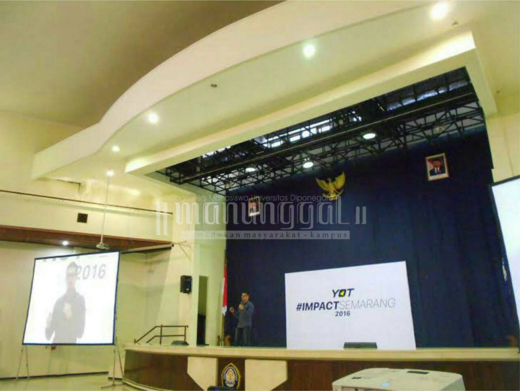 Salah satu pembicara, Yan Hendry berbagi pengalaman dalam kegiatan Impact YOT Semarang pada Sabtu (16/4) di Gedung Soedarto Undip. (Ma'ruf/Manunggal)