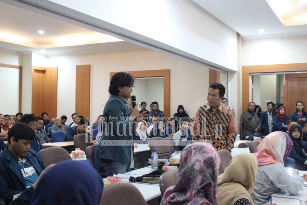 Salah satu mahasisww bertanya saat Dialog dengan Rektorat di Hall Quality, Rabu (13/4). (Astrid/Manunggal)
