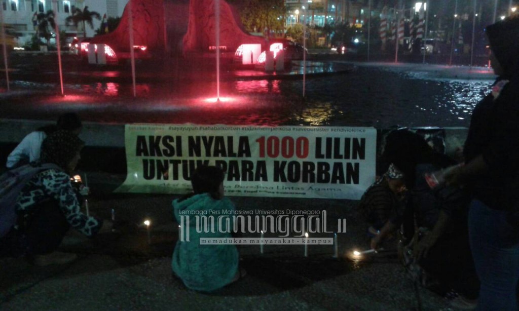 Partisipan aksi 1000 lilin untuk para korban menyalakan lilin sebagai bentuk solidaritas, Selasa (24/5) (Clara/Manunggal)