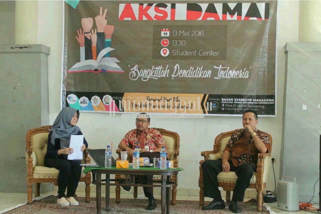 Aksi damai BEM FT Undip yang dihadiri salah satu pembicara, Muh. Zen selaku DPRD Jateng Komisi E, Jumat (13/5) di Student Centre Undip. (Norma/Manunggal)