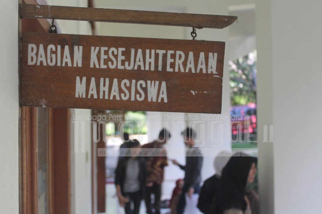 Bertepatan dengan penurunan kuota beasiswa Bidikmisi 2016, beberapa mahasiswa terlihat mencari informasi beasiswa di ruang bagian Kesejahteraan Mahasiswa, Jum'at (13/5) di Rektorat lama Undip Tembalang. (Norma/Manunggal)