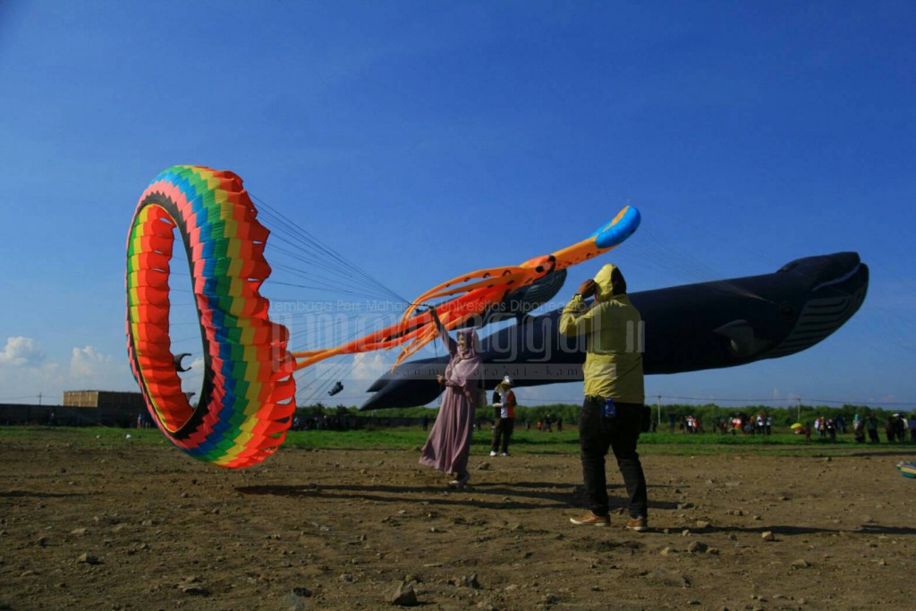 Terik matahari tidak mempengaruhi keseruan bermain layang-layang dalam event Surabaya International Kite Festival, Minggu (24/7) di Side Area Long Beach, Surabaya. (Nina/Manunggal)