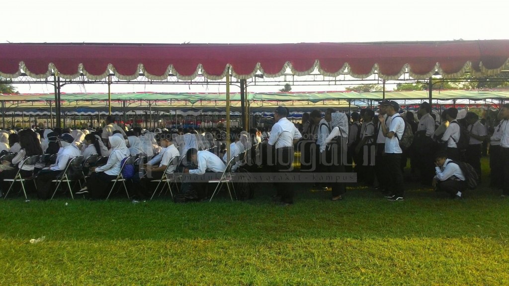 Sebagian peserta Upacara Penerimaan Mahasiswa Baru (PMB) berdiri karena jumlah kursi yang disediakan tidak memadai, Senin (8/8) di Stadion Utama Undip (Norma/Manunggal)