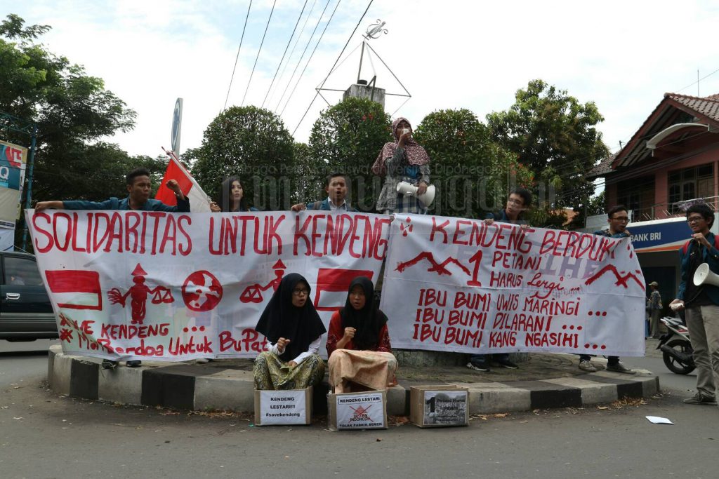 Simulasi pengecoran kaki dan orasi oleh BEM Undip dan Laskar Diponegoro dalam aksi solidaritas untuk petani Kendeng di Bundaran Undip, Tembalang pada Selasa (22/3). (Jazaak/Manunggal)