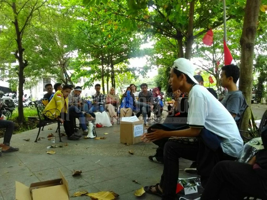 Diskusi Gerakan Mahasiswa Pembela Kendeng (GMPK) terkait persoalan Semen Kendeng bertempat di Kampus Universitas Muhammadiyah Semarang, Senin (20/3). (Annisa/Manunggal)