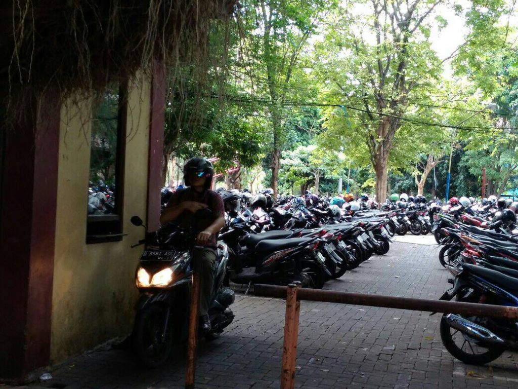 Salah satu mahasiswa Fakultas Teknik (FT) sedang keluar dari parkiran Gedung Kuliah Bersama (GKB) FT tempat curanmor terjadi pada Minggu (24/9). (Jazaak/Manunggal)