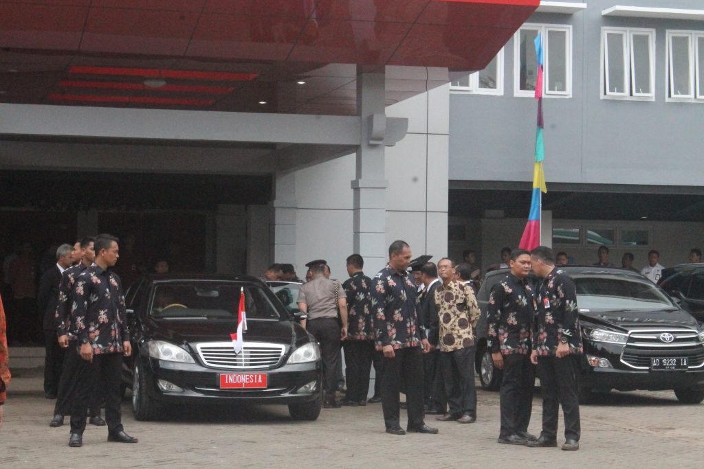 Pasukan Pengaman Presiden (Paspampres) sedang berjaga di luar Stadion Undip Tembalang, Selasa (17/10). (Jazaak/Manunggal)