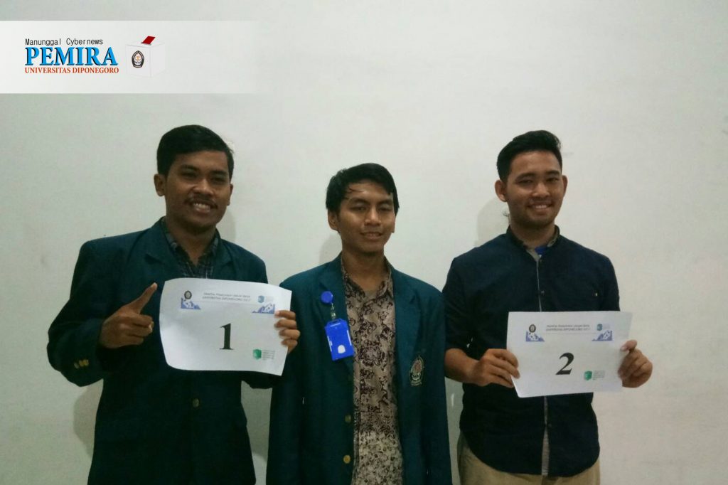 Kedua pasangan calon Ketua dan Wakil Ketua BEM Undip 2018 menunjukkan nomor urut untuk Pemira 2017 pada Sabtu (28/10) di Sekretariat Pemira, Student Centre, Undip. (Nanik/Manunggal)