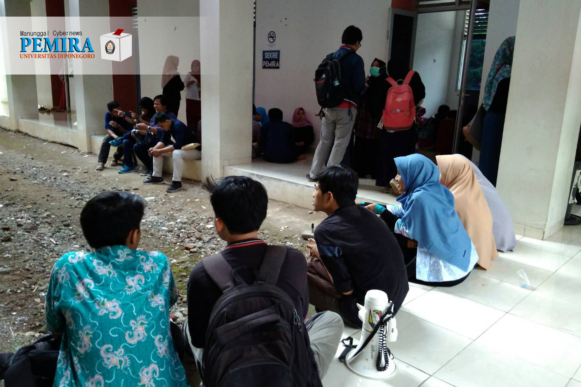 Para tim sukses (timses) sedang mengawal pendaftaran pasangan calon Ketua dan Wakil Ketua BEM Undip 2018 pada Rabu (25/10) di Sekretariat Pemira Undip 2017, Student Center lantai 1, Tembalang. (Jazaak/Manunggal)