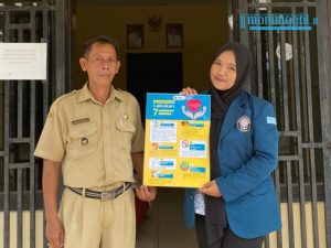 Penyerahan Poster GERMAS kepada Kepala Desa Wonosari pada Rabu, (24/01) (Sumber : Dok. Pribadi)